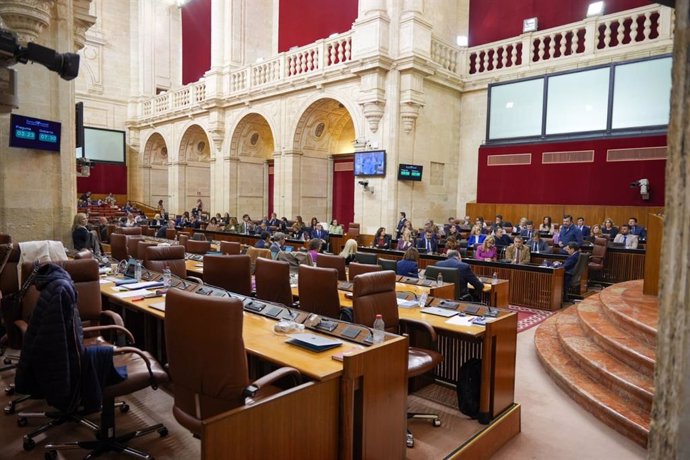 Escaños del PSOE-A vacíos en el salón de plenos del Parlamento andaluz.