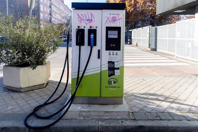 Archivo - Punto de carga para vehículos eléctricos, a 19 de diciembre de 2023, en Madrid (España)