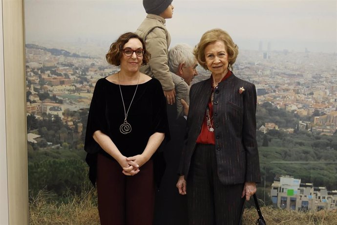 La presidenta de la Fundación Pasqual Maragall, Cristina Maragall, y la Reina Sofía durante la visita a las instalaciones de la fundación en Barcelona