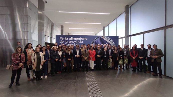 Salvador Fuentes (centro), en la foto de familia de la inauguración de 'Sabor a Córdoba'.