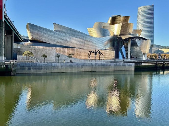 Él Museo Guggenheim de Bilbao en Abandoibarra