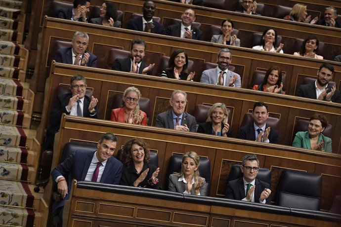 Archivo - Ministros y diputados del PSOE durante una sesión de control al Gobierno, en el Congreso de los Diputados, a 16 de octubre de 2024, en Madrid (España).