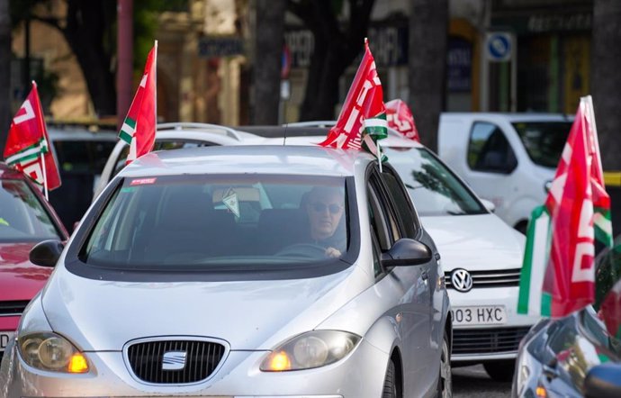 Caravana de coches en señal del protesta del sector del transporte de viajeros.