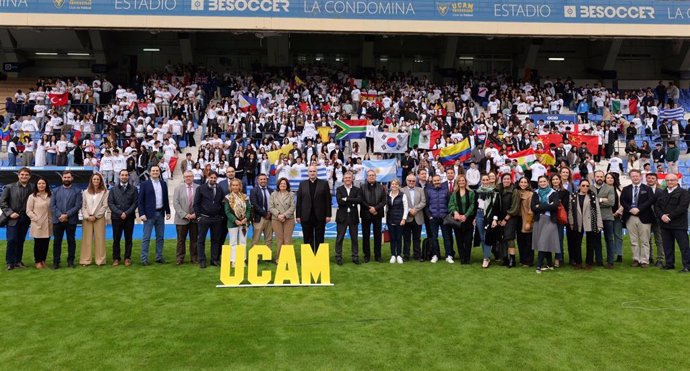 Foto de familia al finalizar el acto celebrado en el Estadio BeSoccer La Condomina.