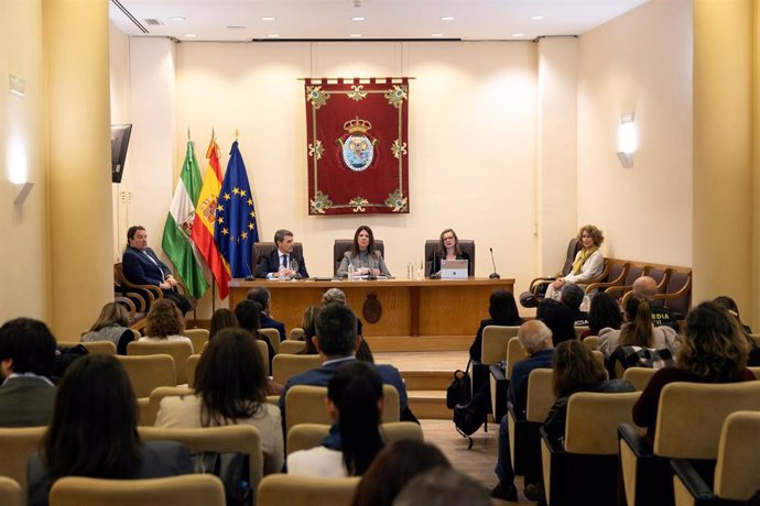 El delegado del Gobierno de España en Andalucía, Pedro Fernández, ha inaugurado  las jornadas 'Formación en materia de asistencia jurídica a víctimas de violencia de género' junto al Colegio de Abogados de Sevilla.