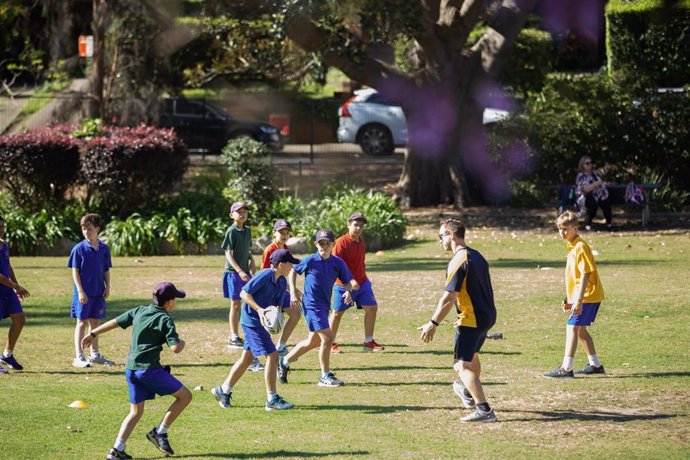 Archivo - Un grupo de estudiantes hacen ejecicio en Sidney, Australia