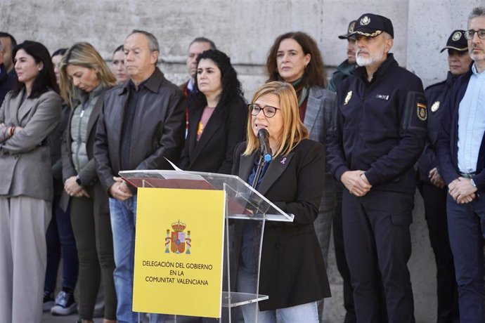 La delegada del Gobierno en la Comunitat Valenciana, Pilar Bernabé, en el acto en el que se ha guardado un minuto de silencio por el asesinato machista registrado en Orihuela (Alicante).  