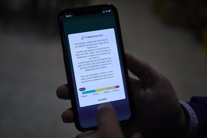 Archivo - Un teléfono móvil informa sobre la calidad del aire en el colegio La Salle La Paloma, en Madrid (España), a 3 de noviembre de 2020. 