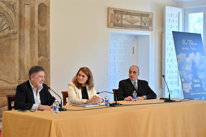 La gerente de Patrimonio Nacional, Mariola Menéndez, con los autores del libro.