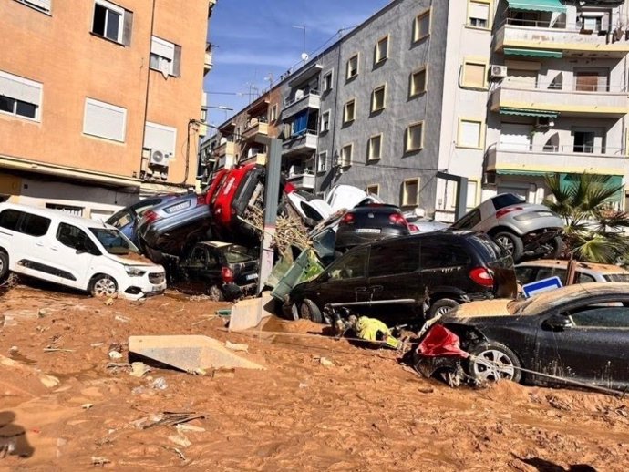 Archivo - Coches amontonados por la DANA del 29 de octubre de 2024