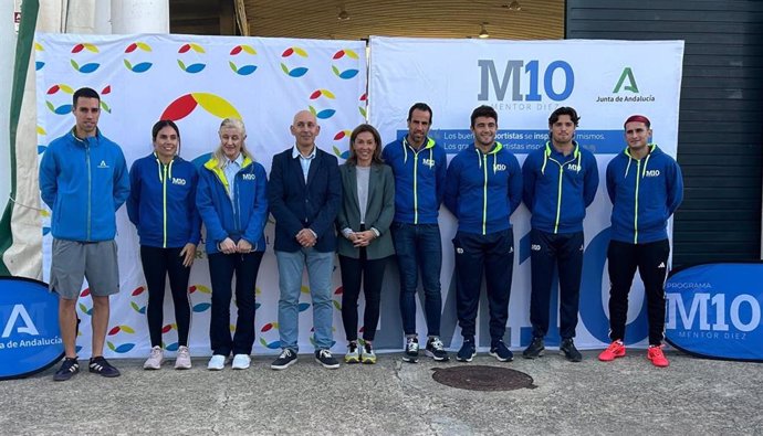 Tania Barcelona con deportistas participantes en el programa Mentor 10 en Algodonales.