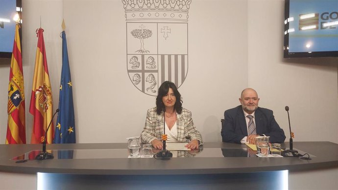 La directora general de Patrimonio Cultural del Gobierno de Aragón, Gloria Pérez, y el jefe de sección de Prevención del Patrimonio Cultural, Francisco Romeo.