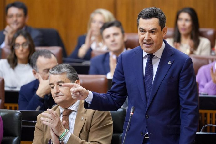 El presidente de la Junta, Juanma Moreno, este jueves en el Pleno del Parlamento de Andalucía.