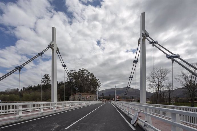 Archivo - Puente de Virgen de la Peña sobre el río Saja (Cantabria).