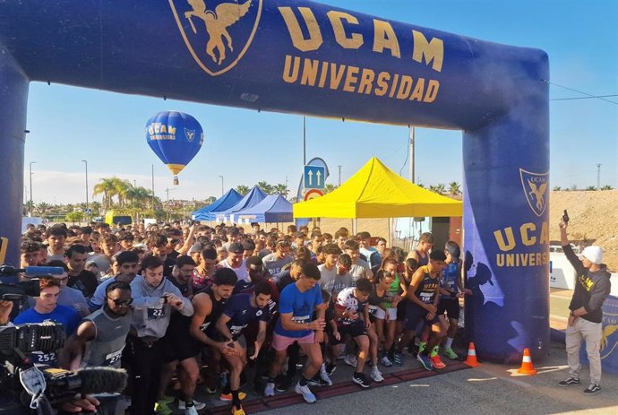 El piloto de MotoGP y deportista de la UCAM, Pedro Acosta, da la salida a la Milla Popular