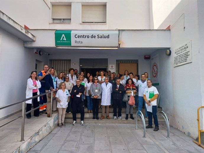 Concentración en el centro de salud de Rota tras una agresión a dos profesionales.