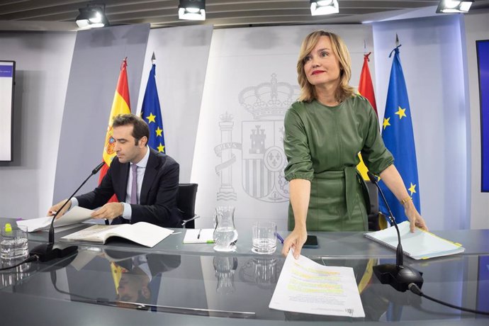 El ministro de Economía, Comercio y Empresa, Carlos Cuerpo, y la ministra de Educación, Formación Profesional y Deportes, Pilar Alegría, durante una rueda de prensa tras la reunión del Consejo de Ministros en el Palacio de La Moncloa, a 28 de noviembre de