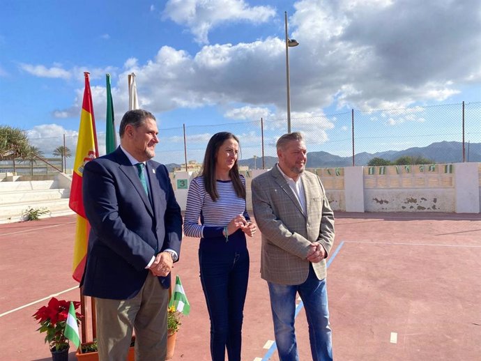 Acto de izada de la bandera de Andalucía e interpretación del himno andaluz que se ha celebrado en el colegio Virgen del Mar de Cabo de Gata (Almería).