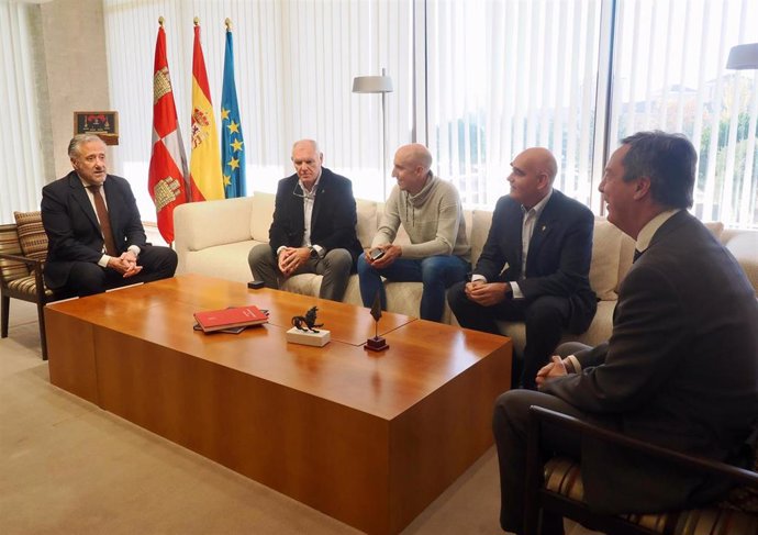 Pollán (I) junto a los medallistas que han recibido la insignia de la Medalla de Oro de las Cortes.