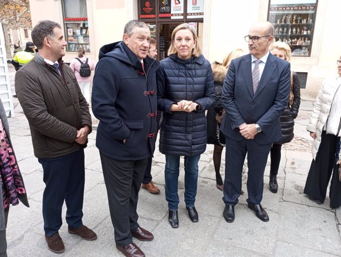 La vicepresidenta de la Junta de Castilla y León, Isabel Blanco, habla con el presidente de la Diputación de Zamora, Javier Faúndez