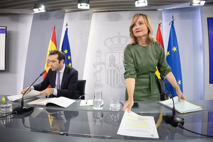 El ministro de Economía, Comercio y Empresa, Carlos Cuerpo, y la ministra de Educación, Formación Profesional y Deportes, Pilar Alegría, durante una rueda de prensa tras la reunión del Consejo de Ministros en el Palacio de La Moncloa, a 28 de noviembre de