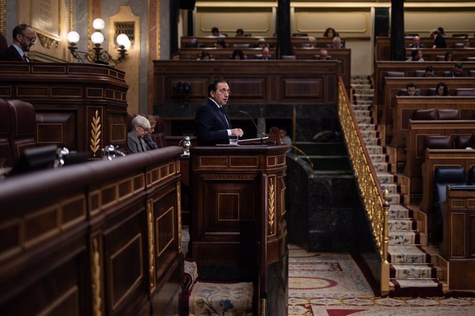 El ministro de Asuntos Exteriores, Unión Europea y Cooperación, José Manuel Albares, interviene durante una sesión plenaria, en el Congreso de los Diputados, a 28 de noviembre de 2024, en Madrid (España). Durante el pleno, han hablado de la relación con l