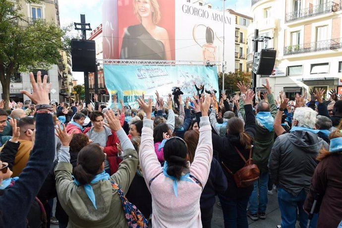 Archivo - Decenas de personas aplaudiendo en lenguaje de signos durante una concentración de personas sordas, en la Plaza de Callao, a 28 de octubre de 2023, en Madrid (España).