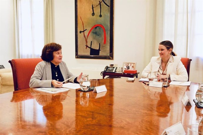 La delegada de la Aemet en Baleares, María José Guerrero, junto con la presidenta del Govern, Marga Prohens.