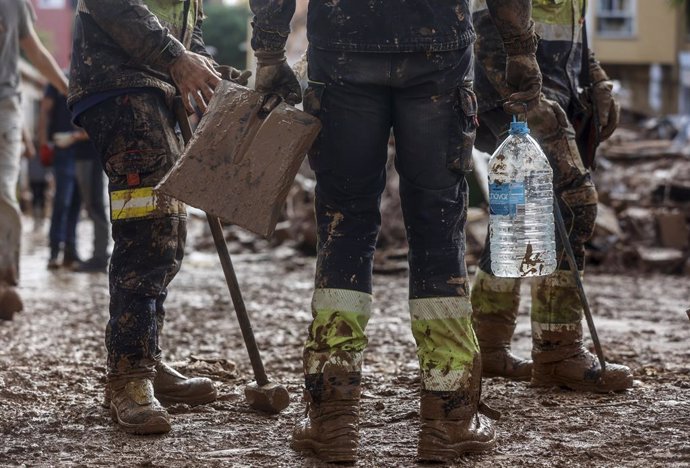 Varias personas trabajan en una zona afectada por la DANA, a 2 de noviembre de 2024, en Alfafar, Valencia, Comunidad Valenciana (España). Más de 200 voluntarios de Protección Civil de toda España están participando en las tareas de emergencia como consecu