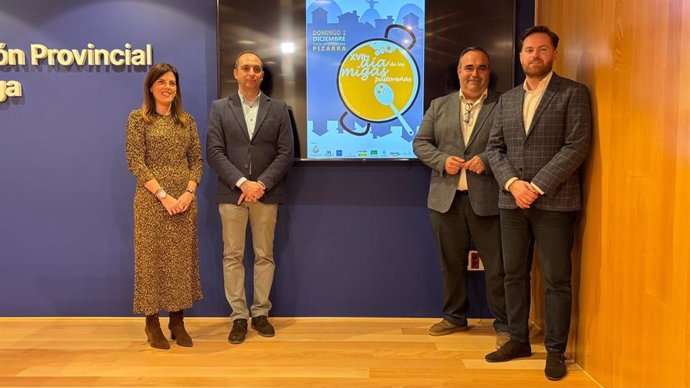 La diputada provincial María Dolores Vergara junto al alcalde de Pizarra, Félix Lozano, y el hermano mayor de la Hermandad del Santo Entierro del municipio, Sebastián Márquez, durante la presentación del cartel y el programa de la fiesta.