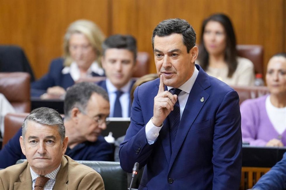 El presidente de la Junta, Juanma Moreno, interviene en la Sesión de Control al Gobierno de la Junta de Andalucía. A 28 de noviembre de 2024, en Sevilla (Andalucía, España). Segunda jornada de Pleno, con Sesión de Control al Gobierno y preguntas de los 