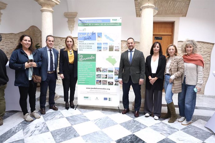 La presidenta de la Diputación de Cádiz, Almudena Martínez, junto a otras autoridades, asiste a la asamblea extraordinaria del Grupo de Desarrollo Rural (GDR) del Litoral de La Janda y de Los Alcornocales.