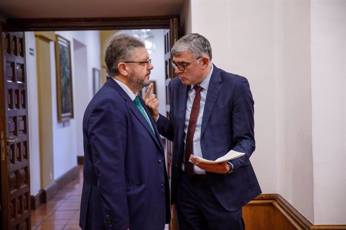 Los diputados del PP, Juan Antonio Moreno, y del PSOE, Ángel Tomás Godoy.