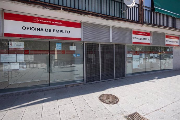 Archivo - Fachada de una oficina de empleo.