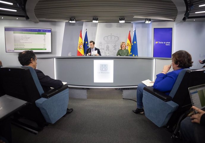 El ministro de Economía, Comercio y Empresa, Carlos Cuerpo, y la ministra de Educación, Formación Profesional y Deportes, Pilar Alegría, durante una rueda de prensa tras la reunión del Consejo de Ministros en el Palacio de La Moncloa, a 28 de noviembre de