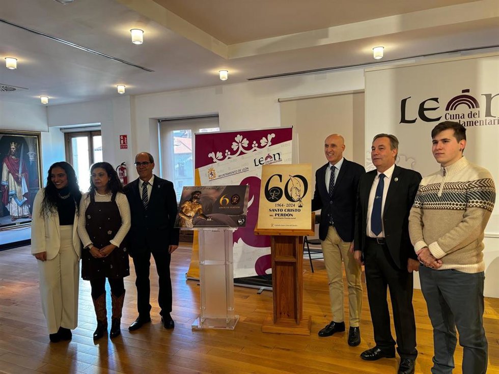 El alcalde de León posa junto a representantes de la cofradía del Santo Cristo del Perdón"