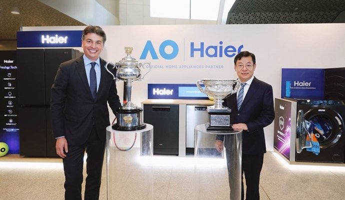 Craig Tilley y Li Huagang tras la presentación del acuerdo entre Tennis Australia y Haier