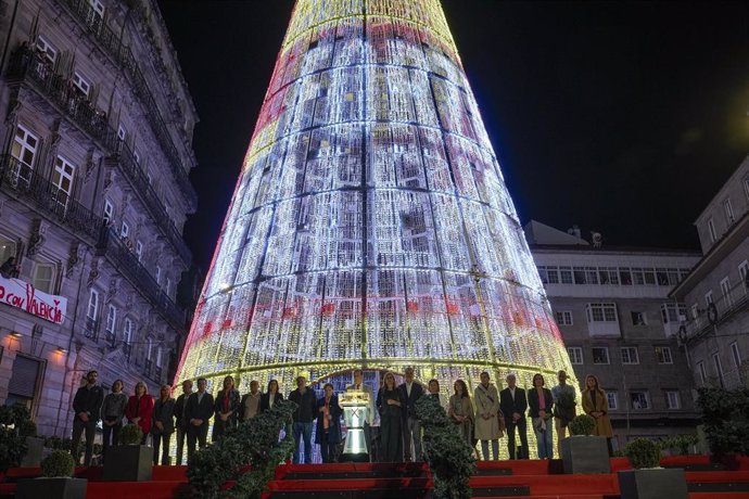 El Gobierno local, durante el encendido de las luces de Navidad en Porta do Sol, a 16 de noviembre de 2024, en Vigo, Pontevedra, Galicia (España).  