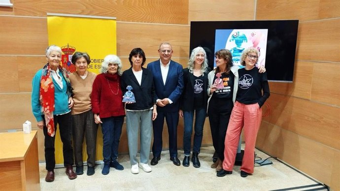 El delegado del Gobierno en Baleares, Alfonso Rodríguez, junto a las premiadas.