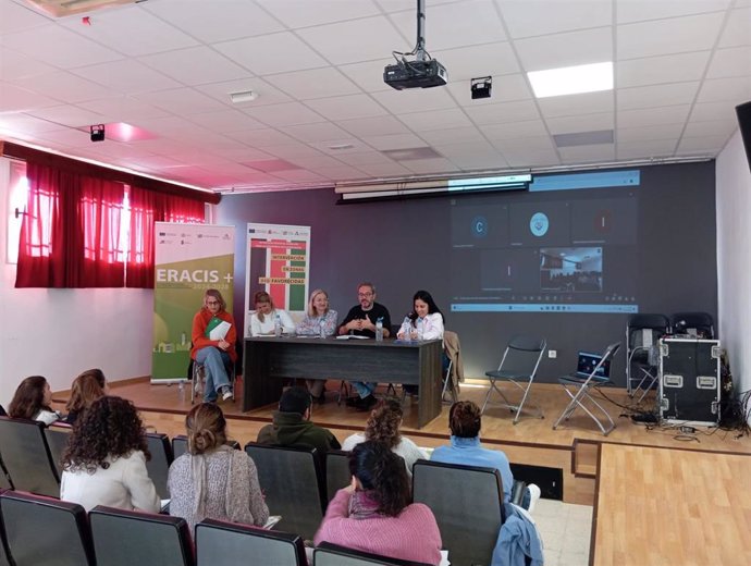 Reunión sobre el proyecto Eracis+ en Puerto Serrano.