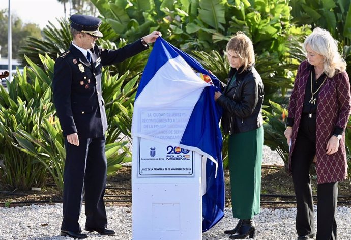 La alcaldesa de Jerez de la Frontera (Cádiz), inaugura una rotonda dedicada a la Policía Nacional en sus 200 años de servicio a la ciudadanía.