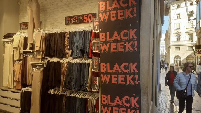 Un estableciento, con un cartel de rebajas por el Black Friday.