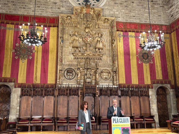 La teniente de alcalde Laia Bonet y el alcalde de Barcelona Jaume Collboni presentan el Pla Clima hasta 2030.