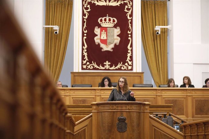 La consejera de Igualdad, Sara Simón, en el pleno de las Cortes de C-LM.