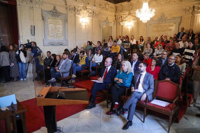 Archivo - Imagen de archivo del alcalde de Málaga, Francisco de la Torre, junto a otros ediles de la Corporación, participando como oyentes en el Pleno Municipal Infantil.