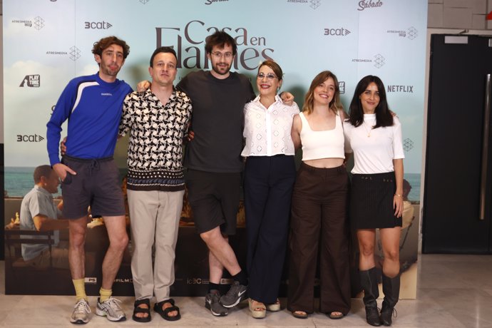 (I-D) Enric Auquer, José Pérez-Ocaña, Dani de la Orden, Emma Vilarasau, María Rodríguez Soto y Macarena García posan en el photocall de la película 'Casa en llamas', a 25 de junio de 2024, en Madrid (España).