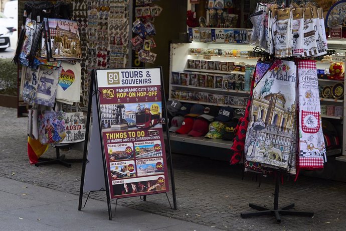 Archivo - Tienda de souvenirs, a 2 de septiembre de 2024, en Madrid (España). 