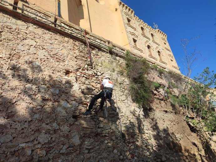 Alpinistes treballant en el mur del Castell de Cullera