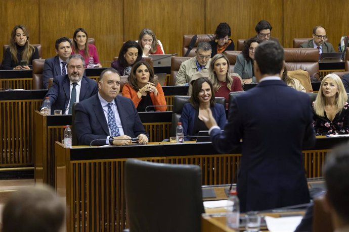 El presidente y la portavoz del Grupo Socialista, Juan Espadas y Ángeles Férriz, respectivamente, escuchan al presidente de la Junta, Juanma Moreno, en el Pleno del Parlamento.