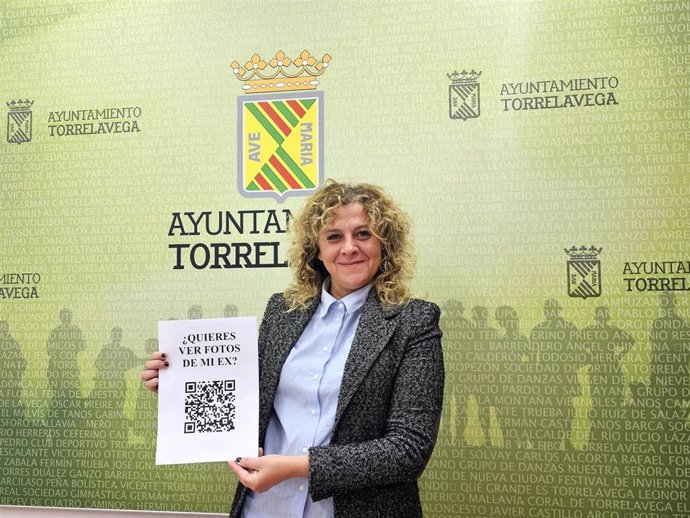 La concejala de Igualdad, Patricia Portilla, con el cartel de la campaña de prevención de la violencia de género digital